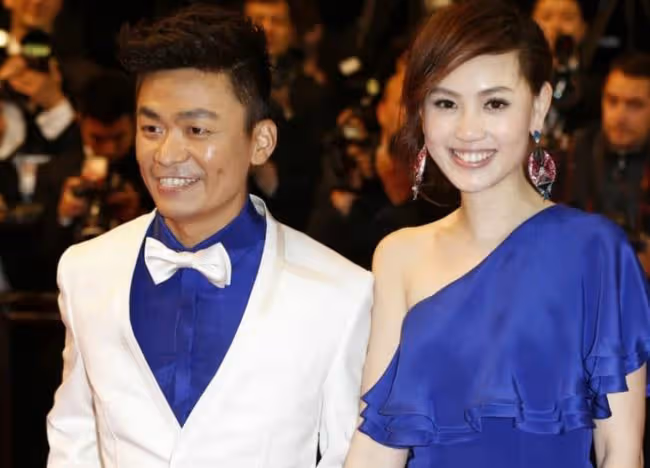 王寶強攜女友與家人聚餐，膚白貌美大長腿，網友：很不般配