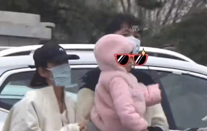 張若昀一家乘豪車出行！唐藝昕緊挽老公顯甜蜜，1歲女兒乖巧可愛