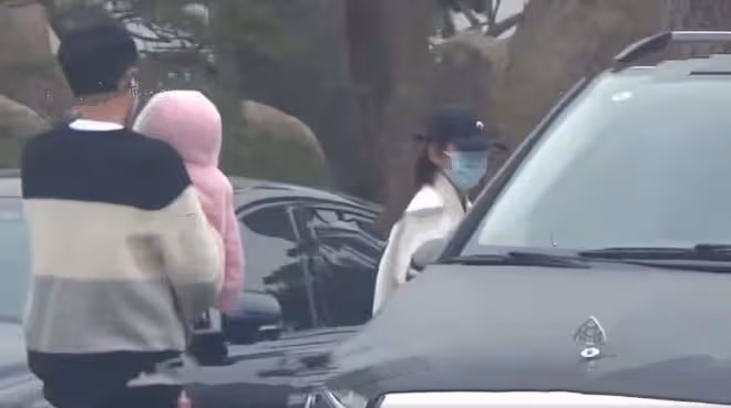 張若昀一家乘豪車出行！唐藝昕緊挽老公顯甜蜜，1歲女兒乖巧可愛