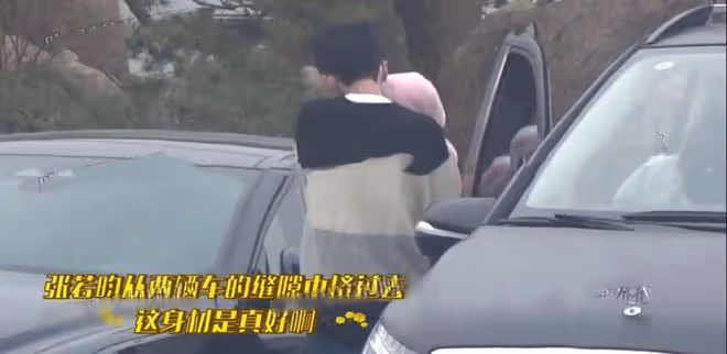 張若昀一家乘豪車出行！唐藝昕緊挽老公顯甜蜜，1歲女兒乖巧可愛