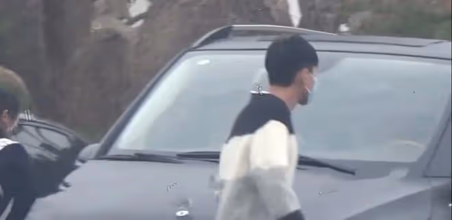 張若昀一家乘豪車出行！唐藝昕緊挽老公顯甜蜜，1歲女兒乖巧可愛