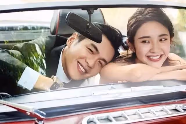 張若昀一家乘豪車出行！唐藝昕緊挽老公顯甜蜜，1歲女兒乖巧可愛
