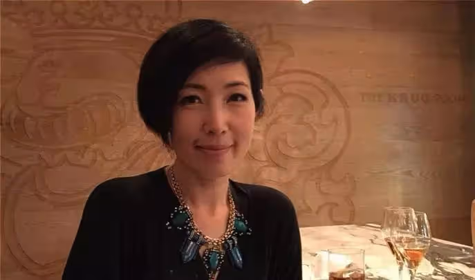 初戀是梁家輝，拒絕星爺追求，和鄭伊健談戀愛，現54歲依舊單身
