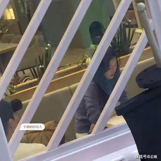 陸粉巧遇全智賢帶娃，親切打招呼，低調超寵粉