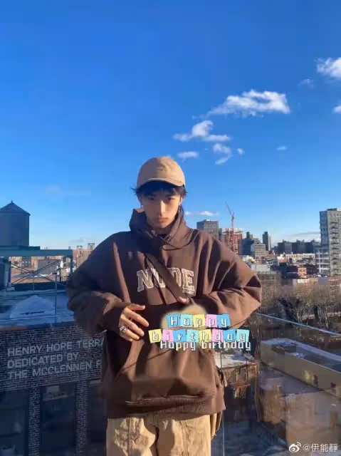 哈林庾澄慶開綠燈 小哈利著女裝去沙灘 辣妹獻吻鬥搶鏡