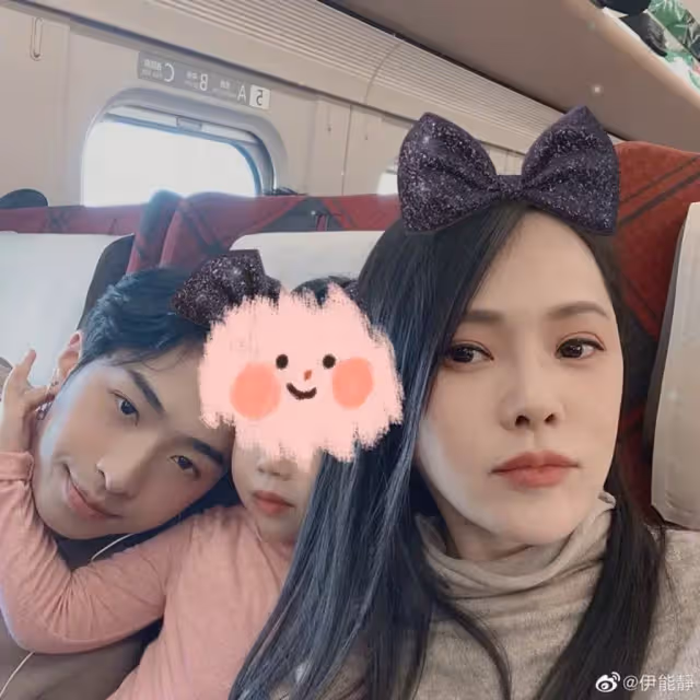哈林庾澄慶開綠燈 小哈利著女裝去沙灘 辣妹獻吻鬥搶鏡