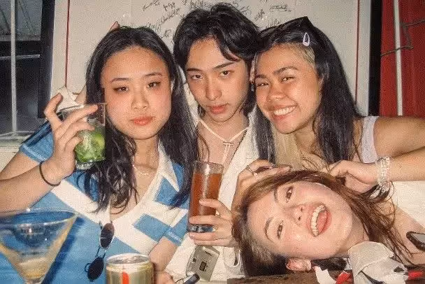 哈林庾澄慶開綠燈 小哈利著女裝去沙灘 辣妹獻吻鬥搶鏡