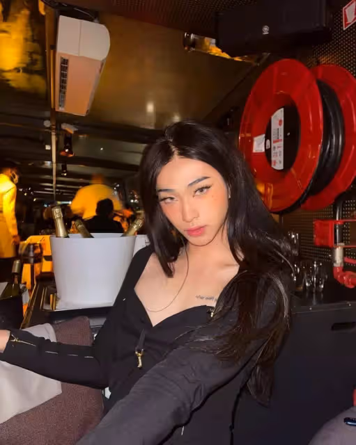 哈林庾澄慶開綠燈 小哈利著女裝去沙灘 辣妹獻吻鬥搶鏡