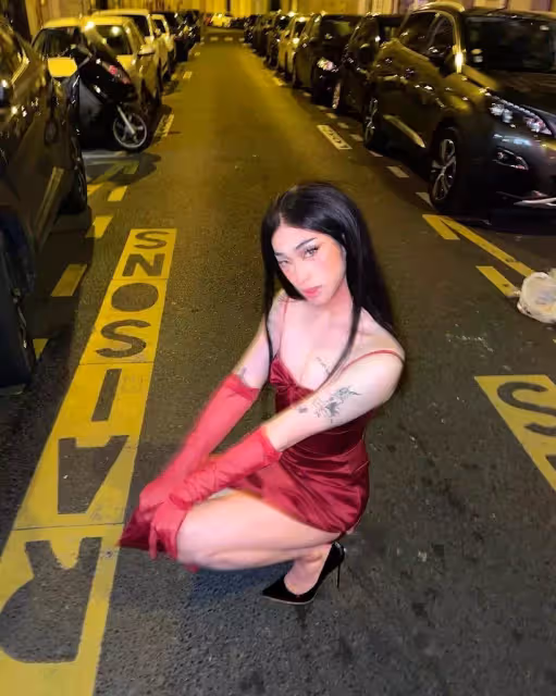 哈林庾澄慶開綠燈 小哈利著女裝去沙灘 辣妹獻吻鬥搶鏡