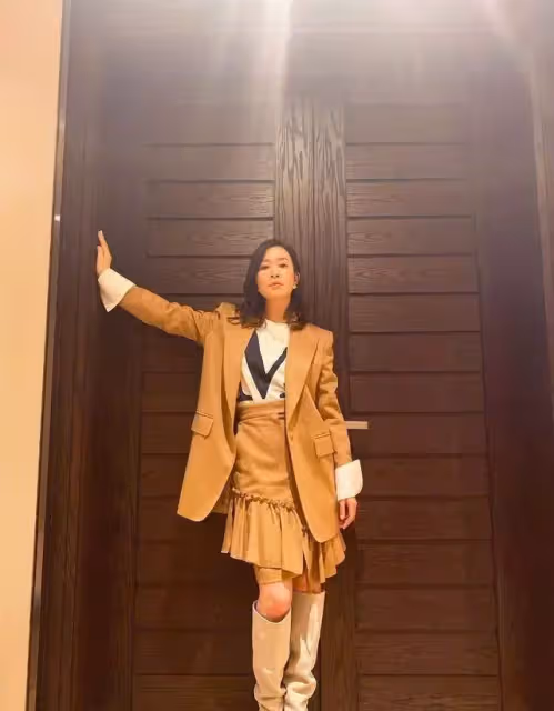 明星家是什麼樣？走進佘詩曼香港的家，46歲未婚過獨居生活，家裡簡約客廳只有沙發茶幾