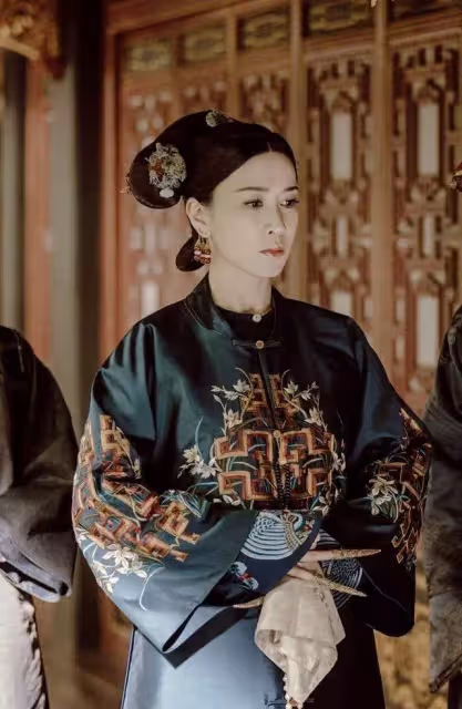 明星家是什麼樣？走進佘詩曼香港的家，46歲未婚過獨居生活，家裡簡約客廳只有沙發茶幾