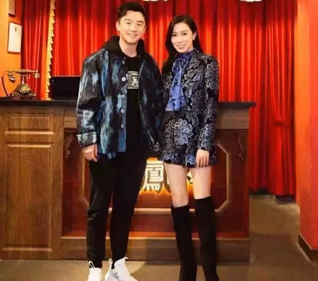 明星家是什麼樣？走進佘詩曼香港的家，46歲未婚過獨居生活，家裡簡約客廳只有沙發茶幾