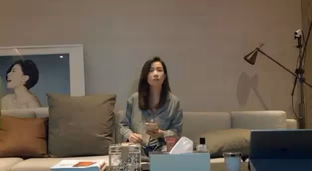 明星家是什麼樣？走進佘詩曼香港的家，46歲未婚過獨居生活，家裡簡約客廳只有沙發茶幾