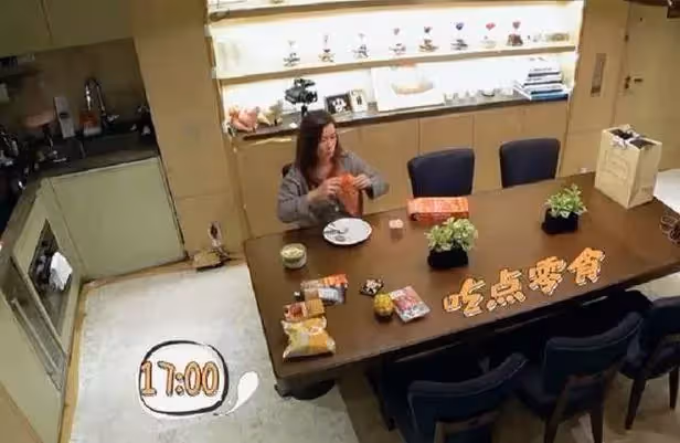 明星家是什麼樣？走進佘詩曼香港的家，46歲未婚過獨居生活，家裡簡約客廳只有沙發茶幾