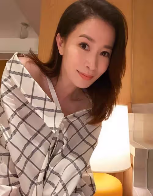 明星家是什麼樣？走進佘詩曼香港的家，46歲未婚過獨居生活，家裡簡約客廳只有沙發茶幾