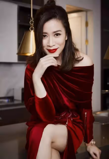 明星家是什麼樣?走進佘詩曼香港的家,46歲未婚過獨居生活,家裡簡約客廳只有沙發茶幾