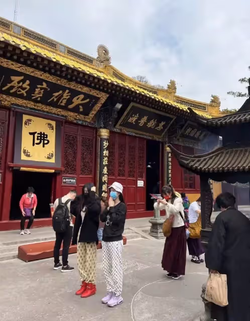 才被罵是小三!30歲女星「上山虔誠拜佛」香爐寫心願 跪地祈禱網愣了:「這間廟求子最靈」