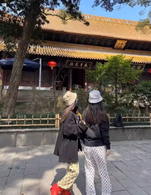才被罵是小三!30歲女星「上山虔誠拜佛」香爐寫心願 跪地祈禱網愣了:「這間廟求子最靈」
