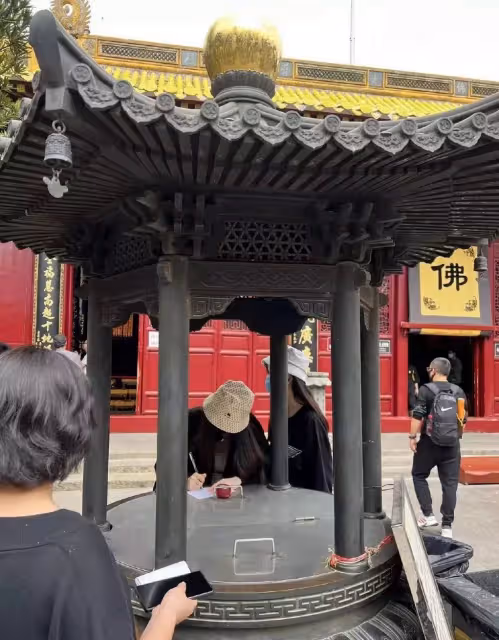 才被罵是小三!30歲女星「上山虔誠拜佛」香爐寫心願 跪地祈禱網愣了:「這間廟求子最靈」