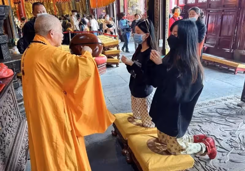 才被罵是小三！30歲女星「上山虔誠拜佛」香爐寫心願　跪地祈禱網愣了：「這間廟求子最靈」