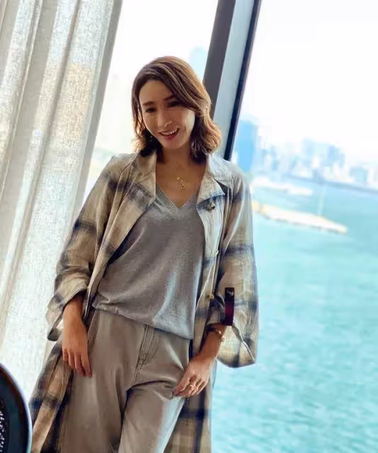黎姿「頂級豪宅」曝光!超大落地窗,身後就是維港,風景很美 網贊:像皇宮一樣大