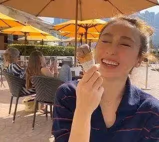 黎姿「頂級豪宅」曝光!超大落地窗,身後就是維港,風景很美 網贊:像皇宮一樣大