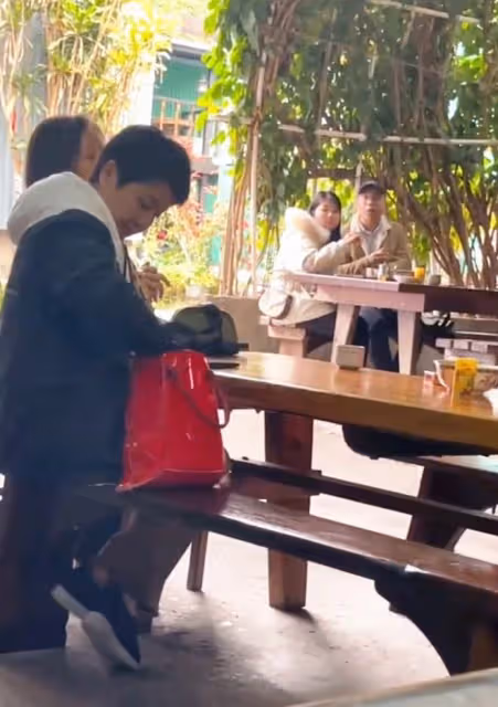 百億富婆梁安琪大排檔吃飯,同行人被指是何超瓊,兩人有說有笑