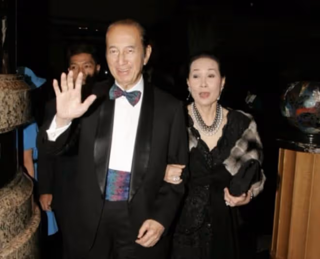 百億富婆梁安琪大排檔吃飯,同行人被指是何超瓊,兩人有說有笑