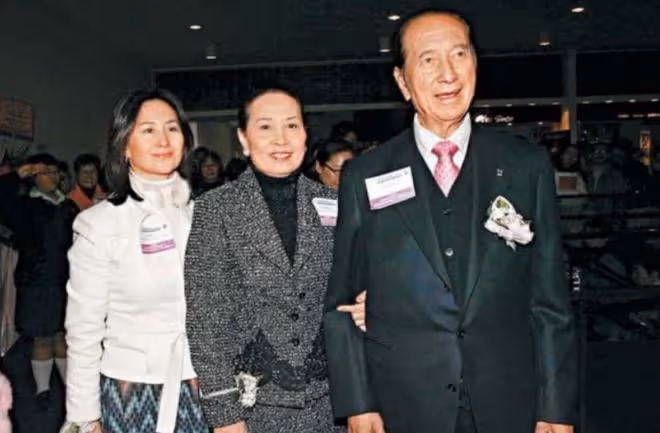 百億富婆梁安琪大排檔吃飯,同行人被指是何超瓊,兩人有說有笑