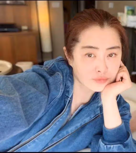王祖賢罕曬素顏！居家穿搭「超顯年輕」不像53歲「加拿大豪宅曝光」裝修復古又奢華