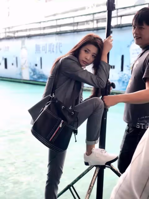 姐代父職！李燕18歲養家「湊錢繳營養午餐」全是零錢 每到父親節「弟弟必傳簡訊」淚謝拉拔長大