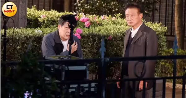 路邊開轟臨演！金鐘戲王「罵到對方下跪」向他求饒　私下模樣曝光「單親獨自養家」女兒報答養育之恩