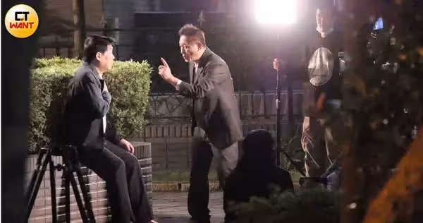 路邊開轟臨演！金鐘戲王「罵到對方下跪」向他求饒　私下模樣曝光「單親獨自養家」女兒報答養育之恩