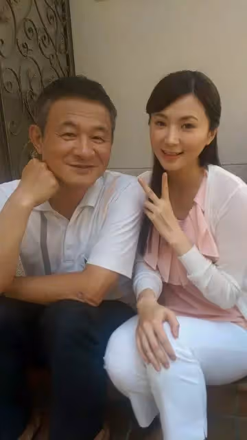 路邊開轟臨演！金鐘戲王「罵到對方下跪」向他求饒　私下模樣曝光「單親獨自養家」女兒報答養育之恩
