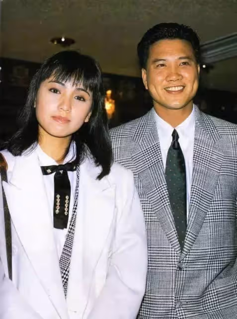 被父母放棄遭愛人背叛，讓萬梓良當街下跪的鄧萃雯，成功改寫人生