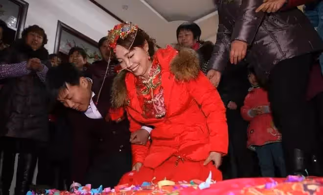 母親給30萬買房,婆婆連夜來家裡要錢:「你小叔子結婚要30萬」