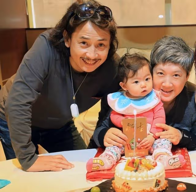 一路走好！香港知名男星宣告母親染疫後離世，因患病未接種疫苗