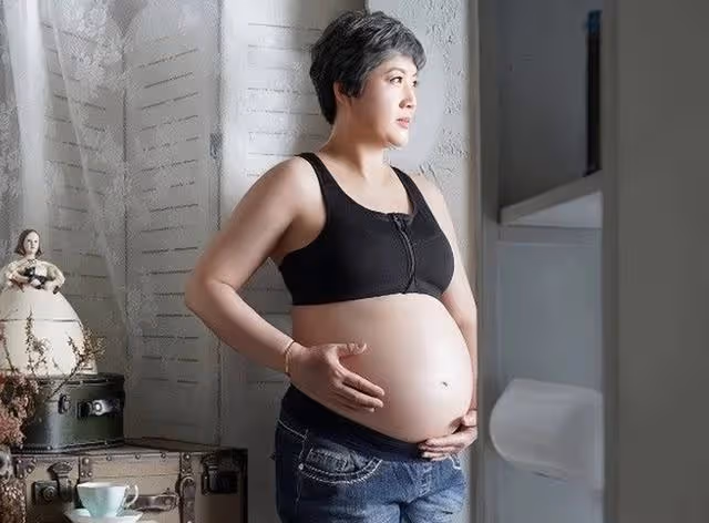 一路走好！香港知名男星宣告母親染疫後離世，因患病未接種疫苗