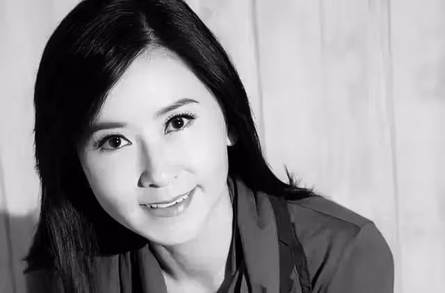 TVB知名女星舉行設靈儀式！遺照正式曝光，被鮮花圍繞面帶微笑