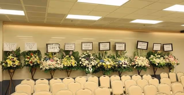 TVB知名女星舉行設靈儀式！遺照正式曝光，被鮮花圍繞面帶微笑