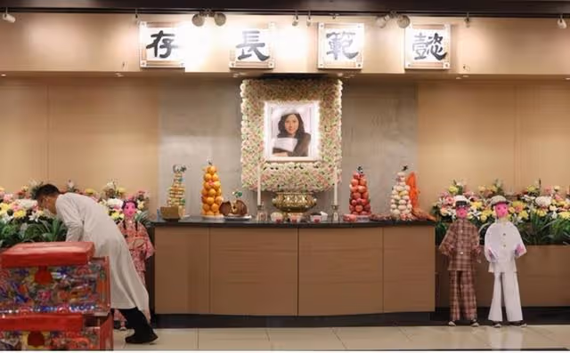 TVB知名女星舉行設靈儀式！遺照正式曝光，被鮮花圍繞面帶微笑