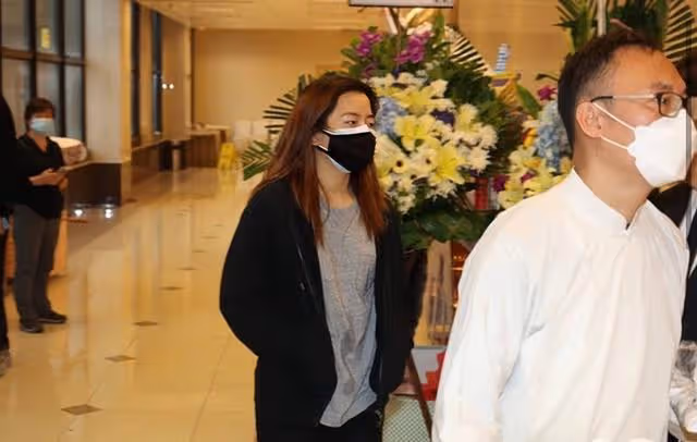 TVB知名女星舉行設靈儀式！遺照正式曝光，被鮮花圍繞面帶微笑