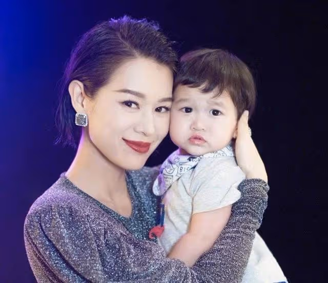 香港知名女星兩兒子被曝確診！傳在內地隔離，或將參加《浪姐3》
