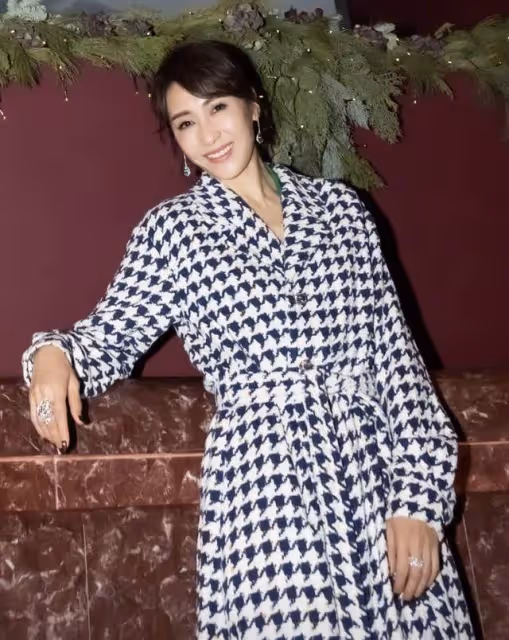 50歲黎姿罕曬女兒側臉，疑獨自帶娃遠赴上海工作，被曝將上浪姐3