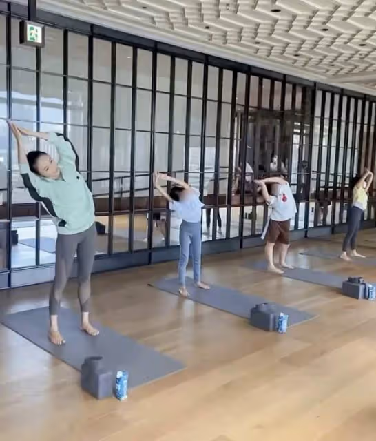 50歲黎姿罕曬女兒側臉，疑獨自帶娃遠赴上海工作，被曝將上浪姐3