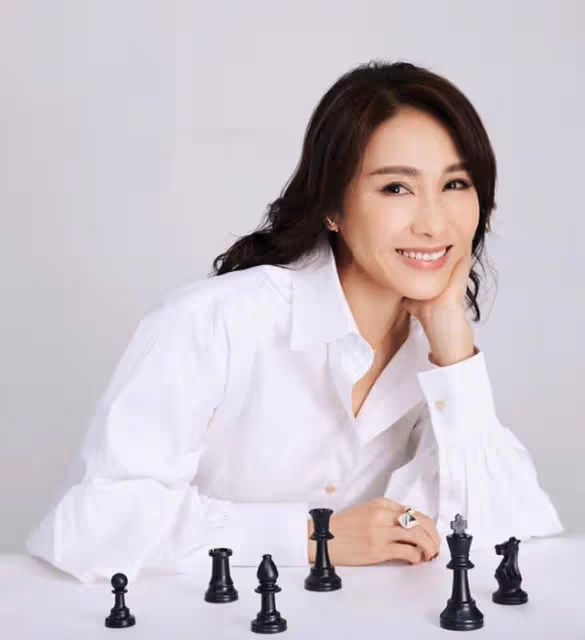 50歲黎姿罕曬女兒側臉，疑獨自帶娃遠赴上海工作，被曝將上浪姐3