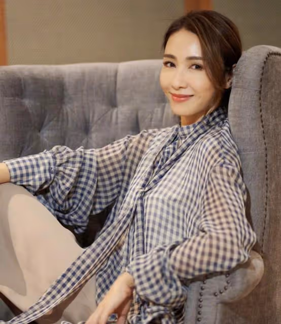 50歲黎姿罕曬女兒側臉，疑獨自帶娃遠赴上海工作，被曝將上浪姐3