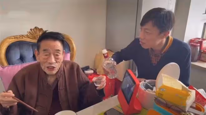 90歲楊少華雙手顫巍仍拼酒肉！三代罕見同堂，長孫孝順外形高大