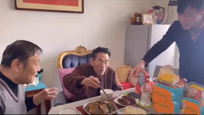 90歲楊少華雙手顫巍仍拼酒肉！三代罕見同堂，長孫孝順外形高大