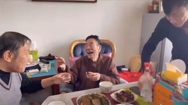 90歲楊少華雙手顫巍仍拼酒肉！三代罕見同堂，長孫孝順外形高大